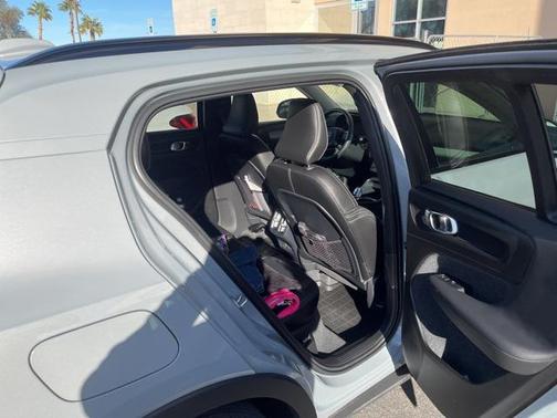 2024 Volvo XC40 B5 Ultimate Dark Theme