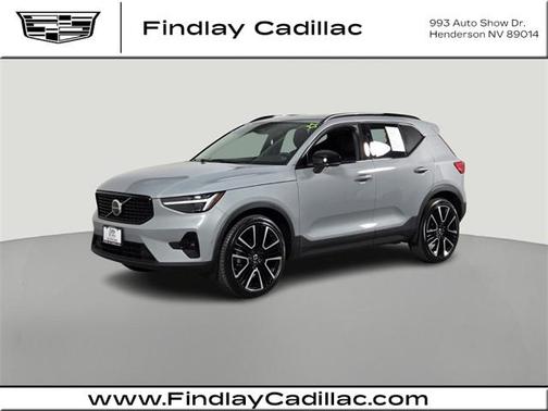2024 Volvo XC40 B5 Ultimate Dark Theme