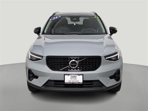 2024 Volvo XC40 B5 Ultimate Dark Theme