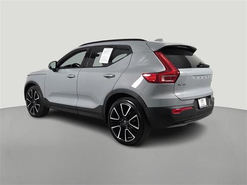 2024 Volvo XC40 B5 Ultimate Dark Theme
