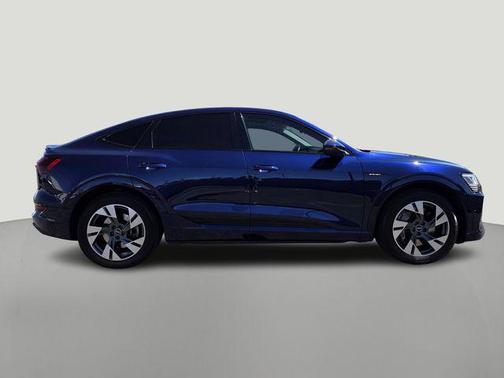 Navarra Blue Metallic 2022 Audi e-tron Sportback S line Premium