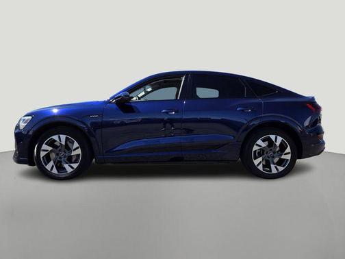 Navarra Blue Metallic 2022 Audi e-tron Sportback S line Premium