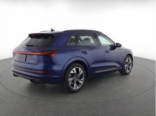 Navarra Blue Metallic 2022 Audi e-tron Sportback S line Premium