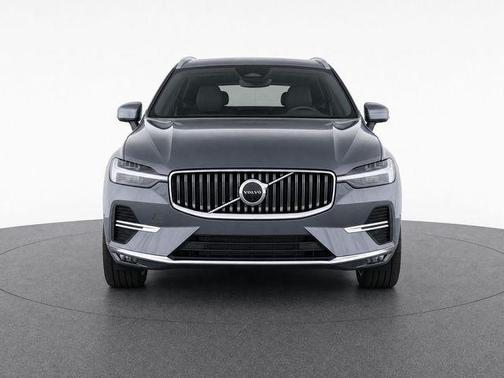 Platinum Grey Metallic 2023 Volvo XC60 B5 Ultimate Bright Theme