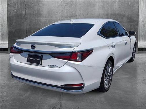 2022 Lexus ES 300h Base