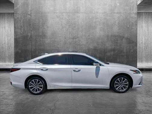 2022 Lexus ES 300h Base