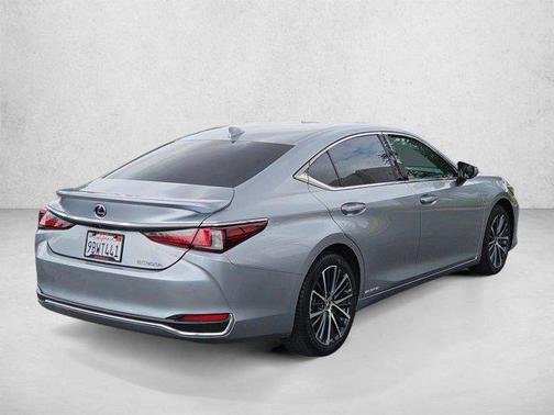 Iridium 2022 Lexus ES 300h Base