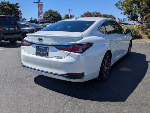 2025 Lexus ES 300h Base