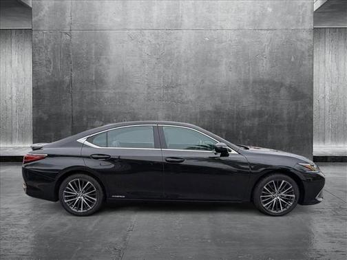 2022 Lexus ES 300h Base