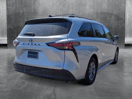 2021 Toyota Sienna XLE 8 Passenger