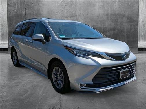 2021 Toyota Sienna XLE 8 Passenger