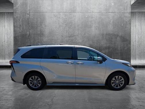 2021 Toyota Sienna XLE 8 Passenger
