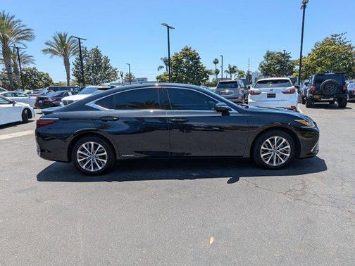 2022 Lexus ES 300h Base