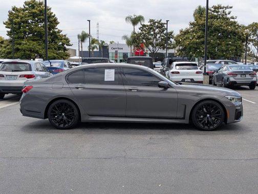 Bernina Grey Amber Effect Metallic 2022 BMW 740 i