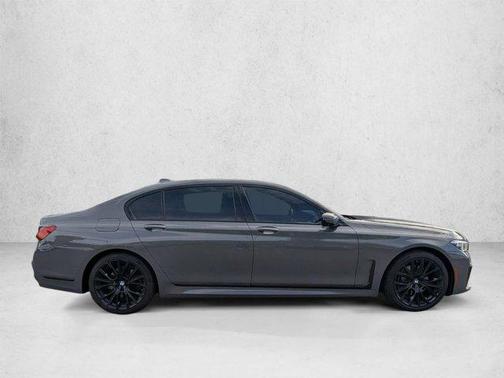 Bernina Grey Amber Effect Metallic 2022 BMW 740 i
