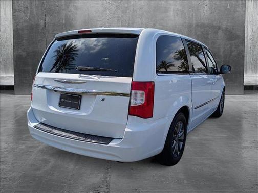 2016 Chrysler Town & Country S
