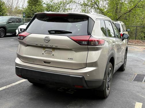 Champagne Silver Metallic 2026 Nissan Rogue SV