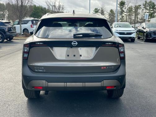 2025 Nissan Kicks SR