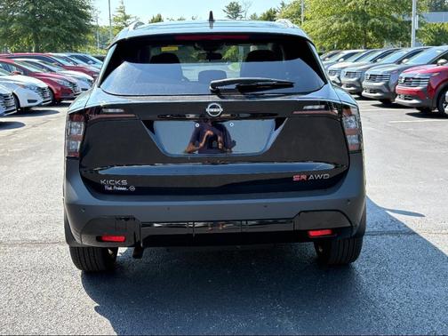 2025 Nissan Kicks SR