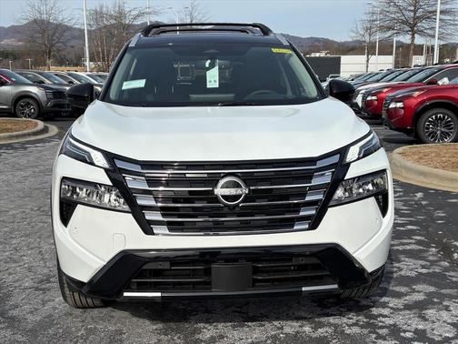 Everest White Pearl/Super Black 2026 Nissan Rogue Platinum