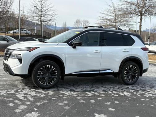 Everest White Pearl/Super Black 2026 Nissan Rogue Platinum