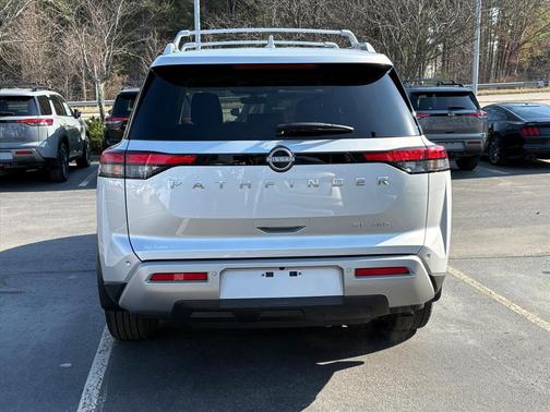 2025 Nissan Pathfinder SL 4WD