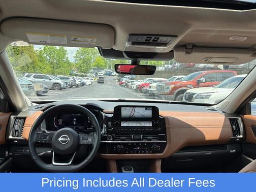 Pearl White Tricoat/Super Black 2023 Nissan Pathfinder Platinum FWD