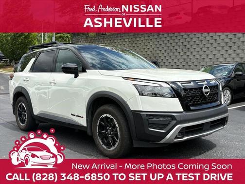 Pearl White Tricoat/Super Black 2024 Nissan Pathfinder Rock Creek 4WD