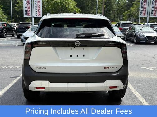 Aspen White Tricoat 2026 Nissan Kicks SR