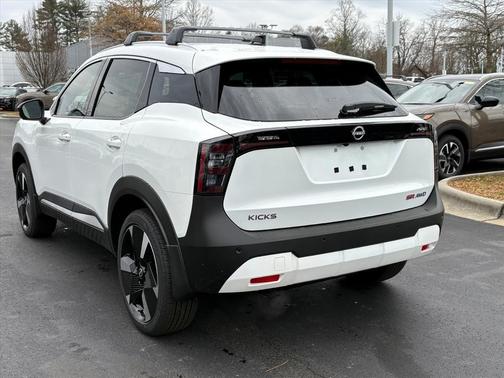 Aspen White Tricoat 2026 Nissan Kicks SR