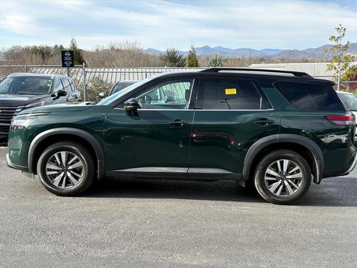 2022 Nissan Pathfinder SL 4WD