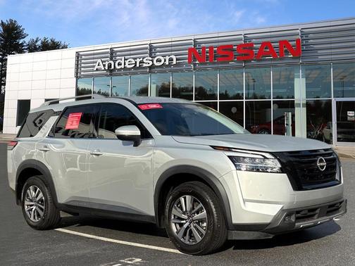2022 Nissan Pathfinder SL 4WD