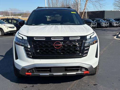 Everest White Pearl Tricoat/Super Black 2026 Nissan Pathfinder Rock Creek