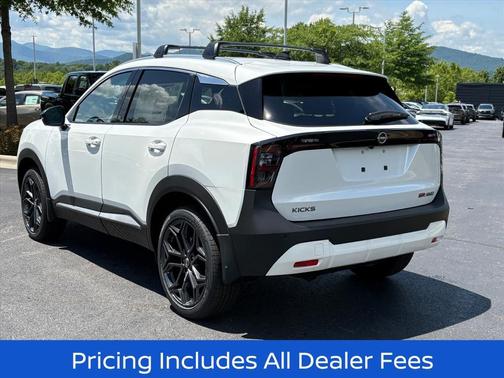 Aspen White Tricoat 2026 Nissan Kicks SR