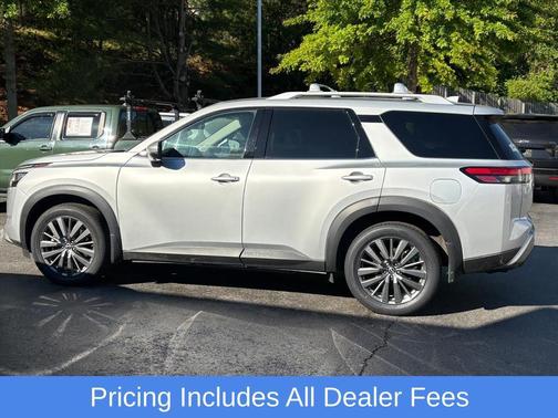 Brilliant Silver Metallic 2024 Nissan Pathfinder SL 4WD