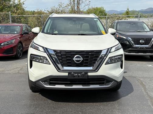 Pearl White Tricoat 2023 Nissan Rogue SL