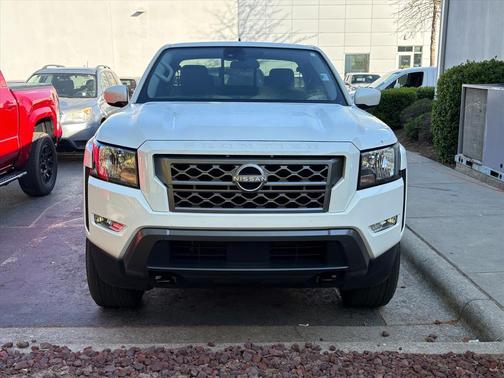 Glacier White 2024 Nissan Frontier SV