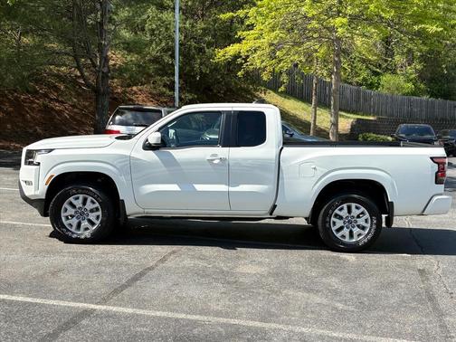 Glacier White 2024 Nissan Frontier SV