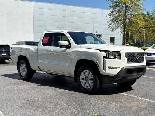 Glacier White 2024 Nissan Frontier SV