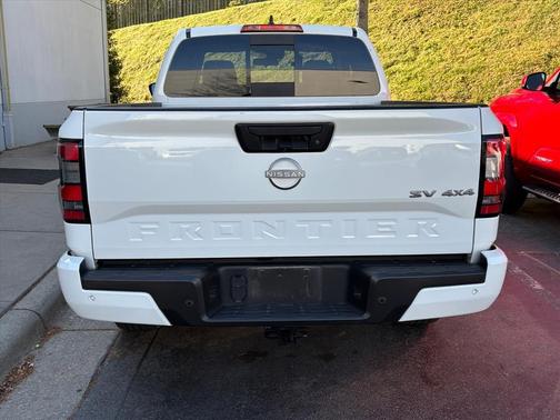 Glacier White 2024 Nissan Frontier SV