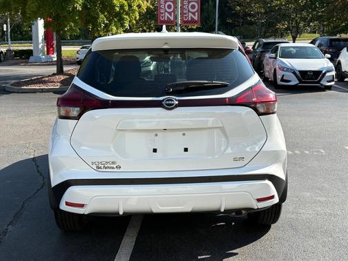 2022 Nissan Kicks SR