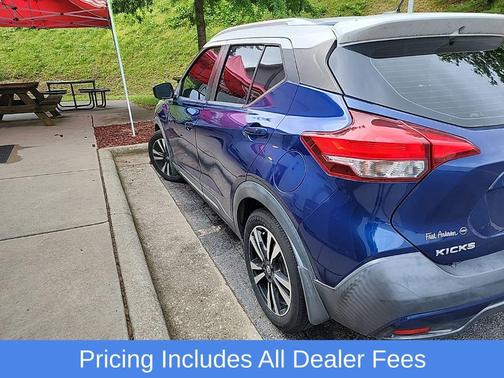 Deep Blue Pearl/Fresh Powder 2019 Nissan Kicks SR