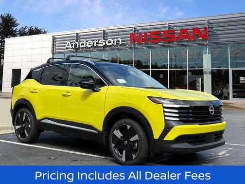 Yuzu Yellow Metallic/Super Black 2026 Nissan Kicks SR
