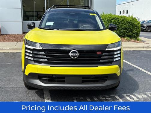 Yuzu Yellow Metallic/Super Black 2026 Nissan Kicks SR