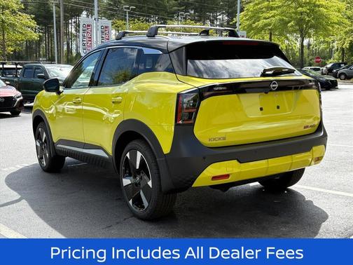 Yuzu Yellow Metallic/Super Black 2026 Nissan Kicks SR