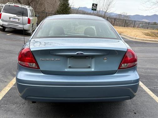 2005 Ford Taurus SE