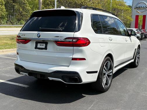 Mineral White Metallic 2022 BMW X7 xDrive40i