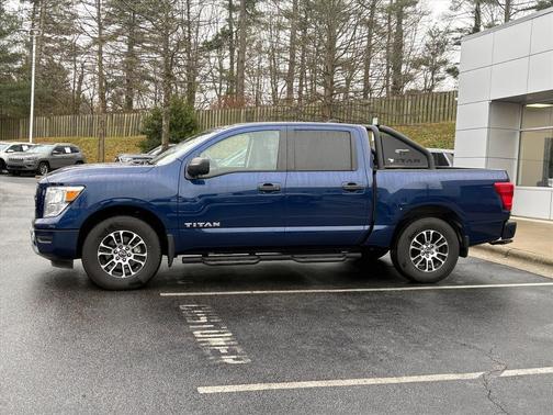 2023 Nissan Titan SV