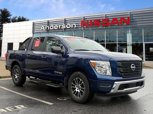 2023 Nissan Titan SV