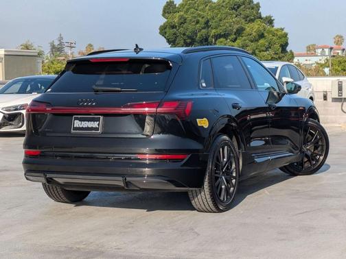 Mythos Black Metallic 2022 Audi e-tron Chronos